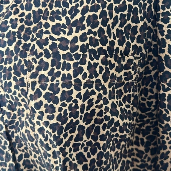 J Crew Women’s Animal Print Button Down Poplin Shirt in Signature Fit Size XL - Picture 3 of 10